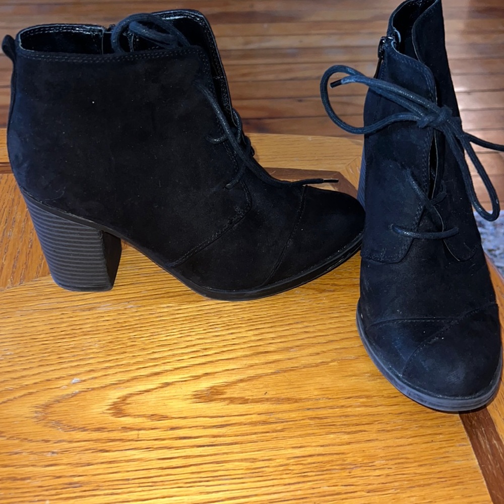 Black heeled Toetos booties